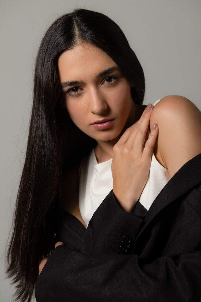 Janine Gazoni: atriz e modelo que encanta o mundo da moda 2 Janine Gazoni: atriz e modelo que encanta o mundo da moda
