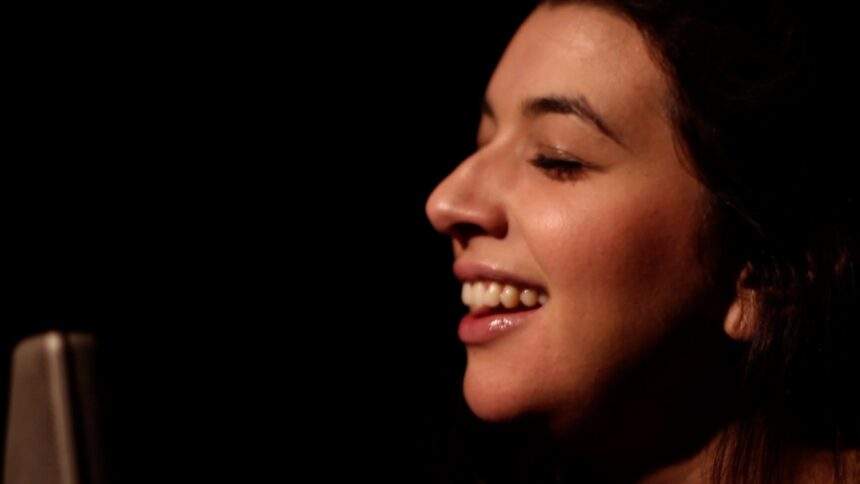 Marília Duarte reflete o amor e os mistérios da noite em single com Leo Middea