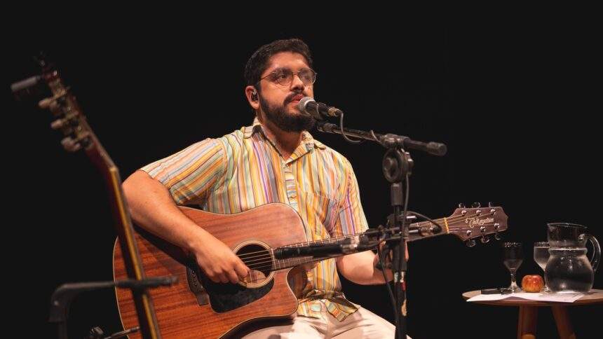 Murilo Abrita celebra a palavra em intimista álbum ao vivo “Das Canções”