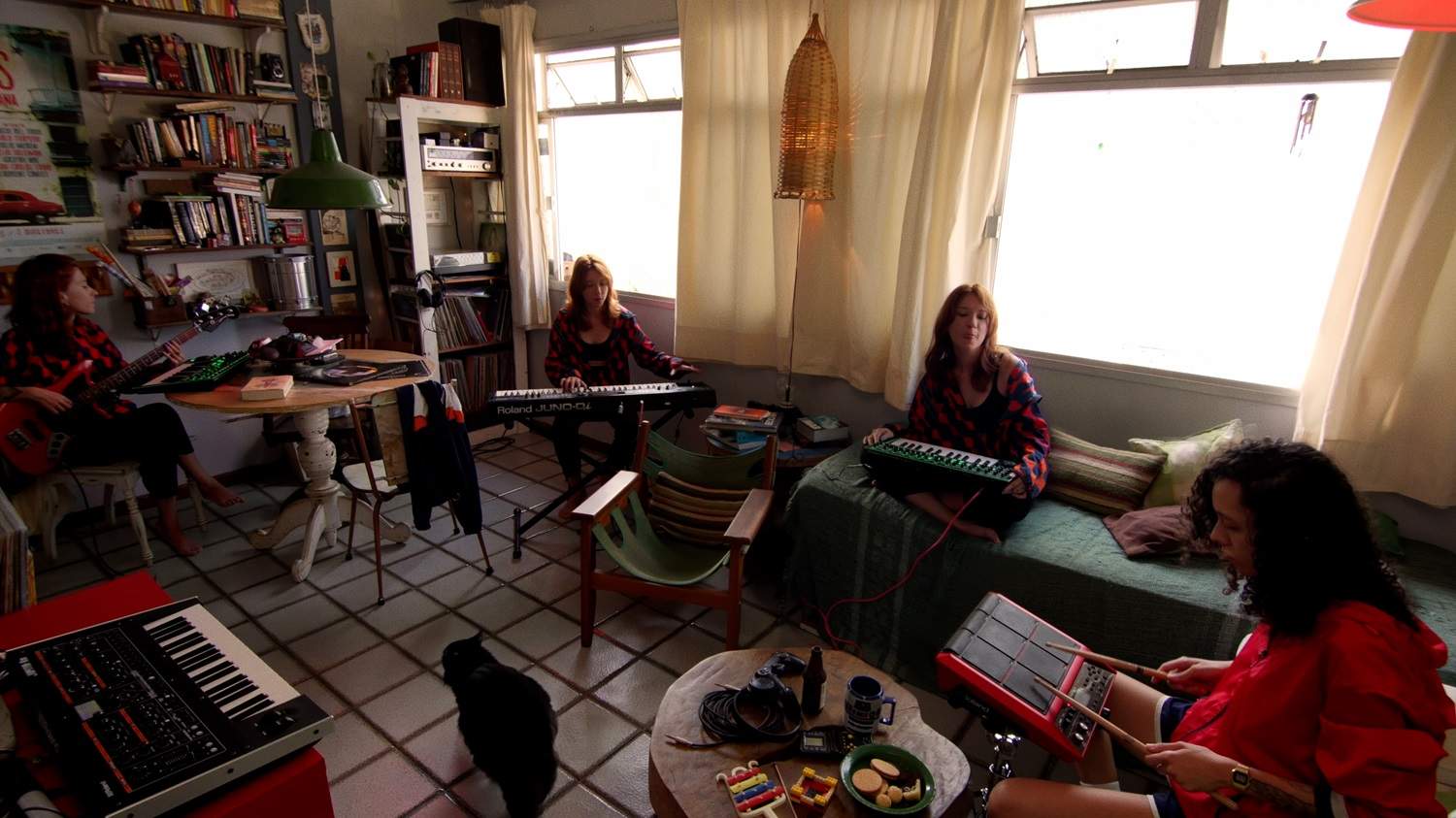 Thaysa Pizzolato se transforma em uma banda de sintetizadores no clipe “Gemini”