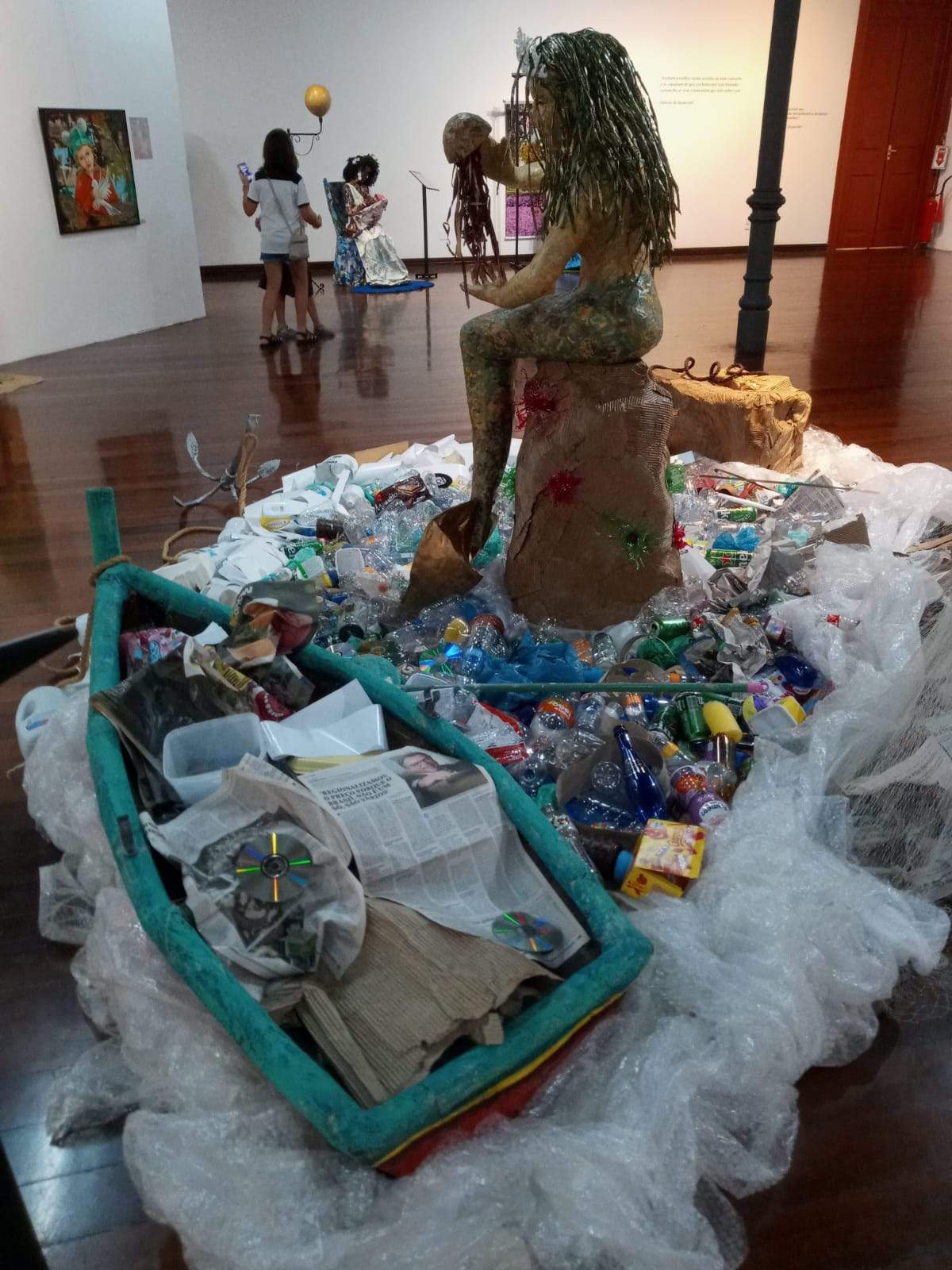 ‘A Sereia e o Grito dos Oceanos’ pode ser visitada na exposição ‘ Ser Mulher: um Percurso de Papéis’, de Carla Carvalhosa