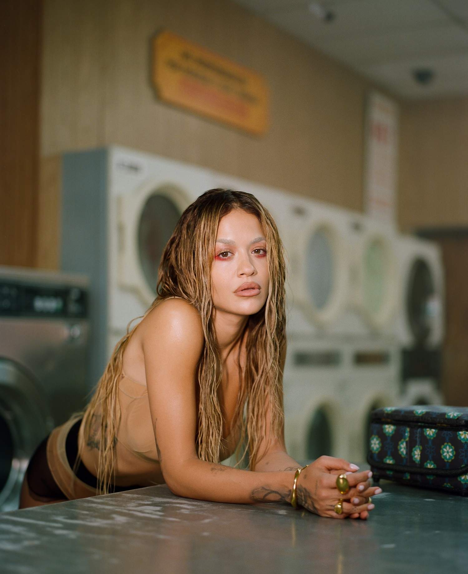 Rita Ora lança sessão ao vivo intimista de “Ask & You Shall Receive”