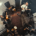 Blue Mar une rock e música brasileira em sessão ao vivo de “Fallen Leaves”