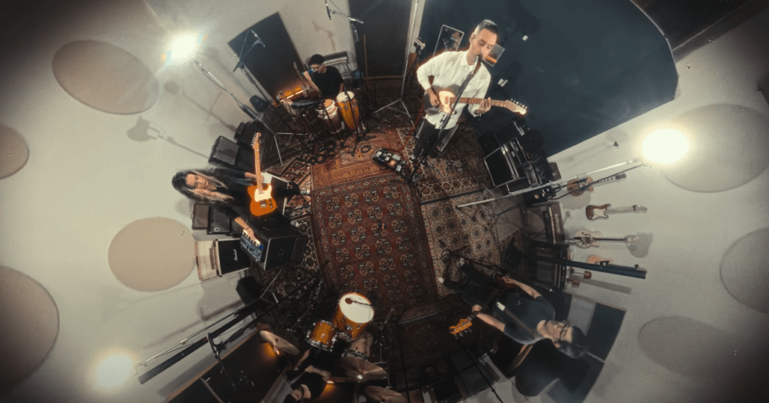 Blue Mar une rock e música brasileira em sessão ao vivo de “Fallen Leaves”