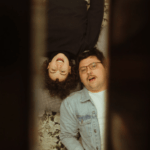 JOVA transforma a melancolia em indie rock no clipe “Liceu”