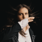 Sarah Abdala lança mais um capítulo em álbum sobre amor entre duas mulheres