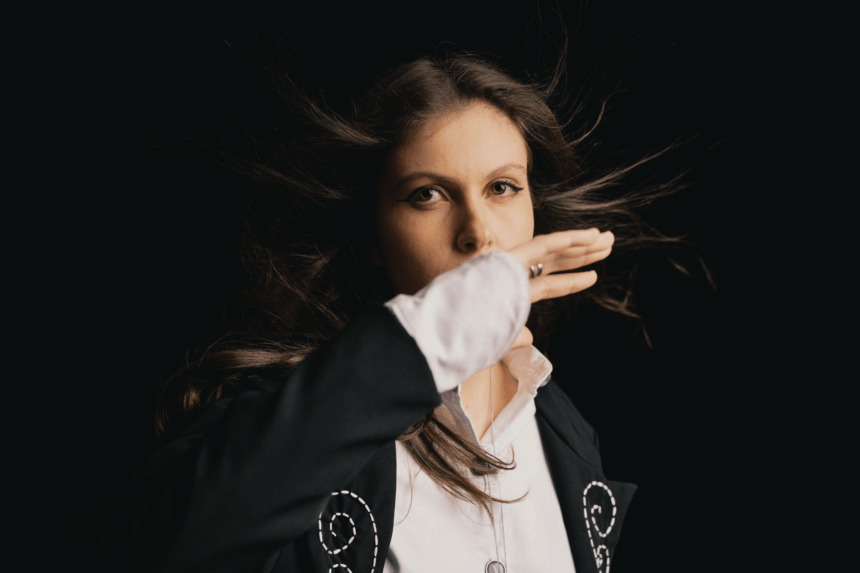 Sarah Abdala lança mais um capítulo em álbum sobre amor entre duas mulheres