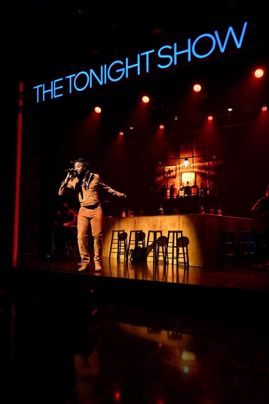 Shaboozey apresenta o hit “A Bar Song (Tipsy)” no programa de Jimmy Fallon