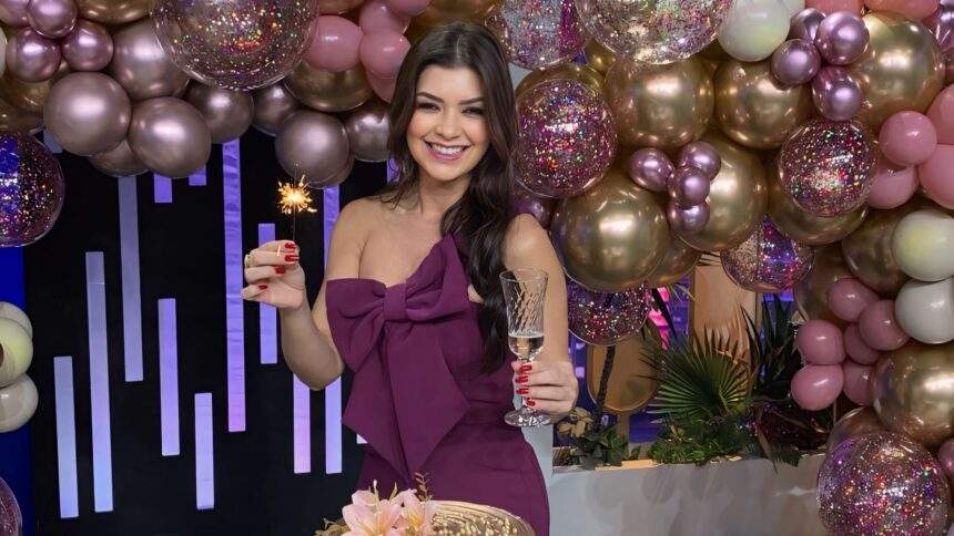Amanda Françozo festeja aniversário entre amigos famosos com karaokê