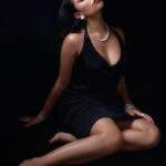 RAYE lança lyric video de “Genesis.” e versão de clássico de jazz