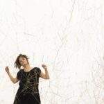 Tatiana Dauster surge poética e lisérgica em “Azul (Bem Nuvem)”