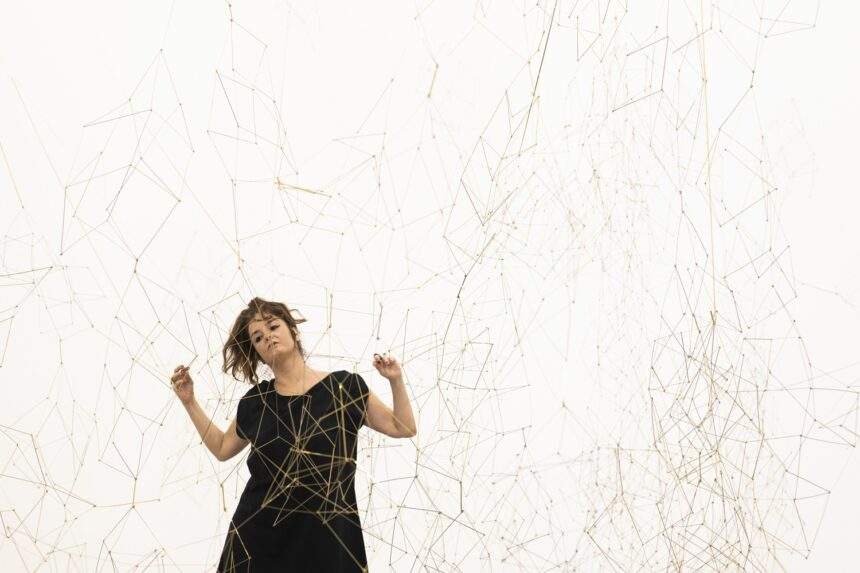 Tatiana Dauster surge poética e lisérgica em “Azul (Bem Nuvem)”