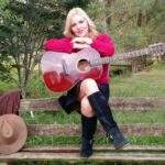 “Terra da Padroeira” mostra por onde anda a cantora Sula Mazurega