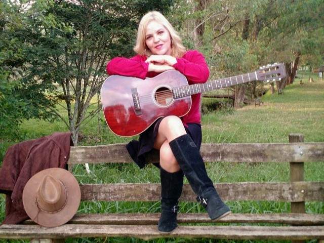 “Terra da Padroeira” mostra por onde anda a cantora Sula Mazurega