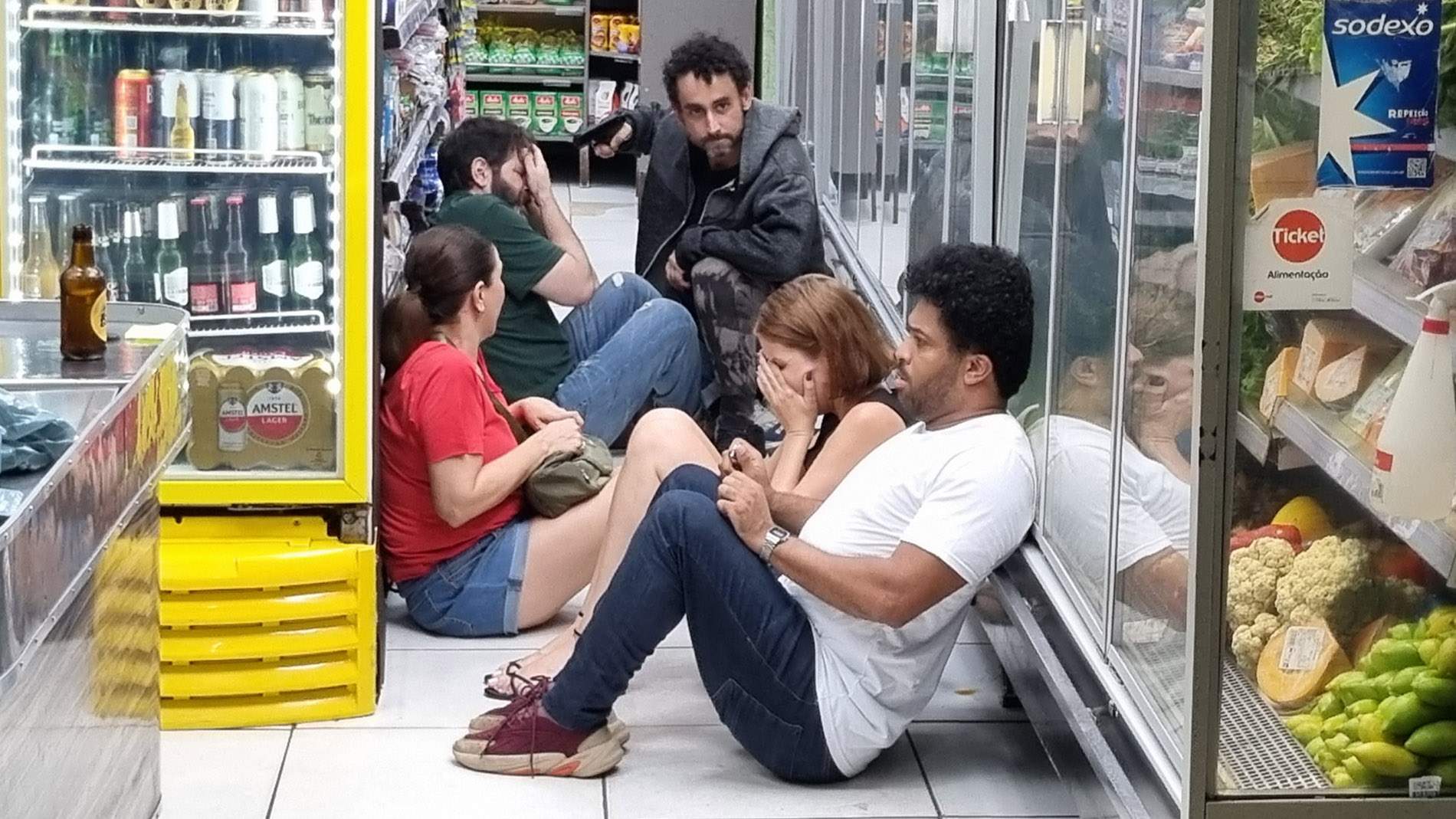 Filme acompanha os momentos desesperadores de um assalto em que pessoas com deficiências invisíveis são feitas reféns