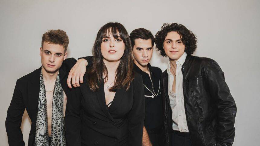 Banda canadense A Short Walk to Pluto celebra a história do rock em seu país com “Outcast”