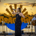 Naiara Azevedo grava audiovisual às margens do Rio Araguaia