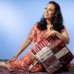 Adriana Sanchez se apresenta no palco do “Aparecida Sertaneja”