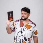 Almir Chiaratti faz turnê de performances que unem poesia e música em unidades do Sesc do Rio