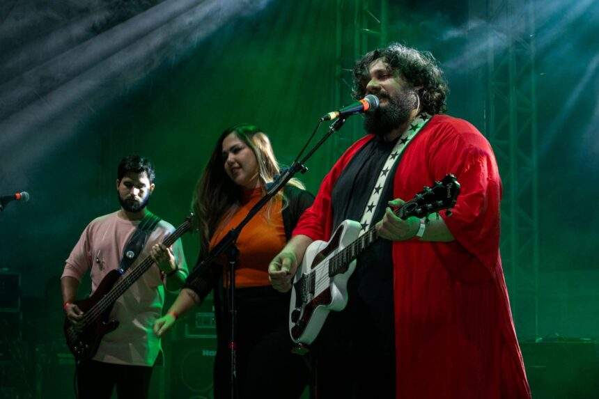 Berg Menezes divulga vídeo ao vivo de “Fagulha”, canção criada a partir de pesquisa sobre acessibilidade e música