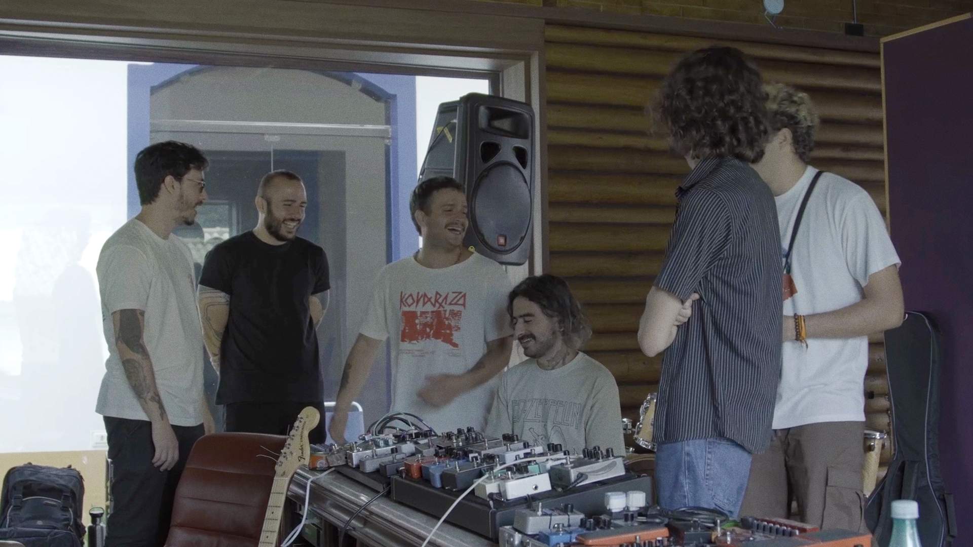 Bratislava reflete a beleza no fim das jornadas em “Valeu”, single com Fraterna Trip