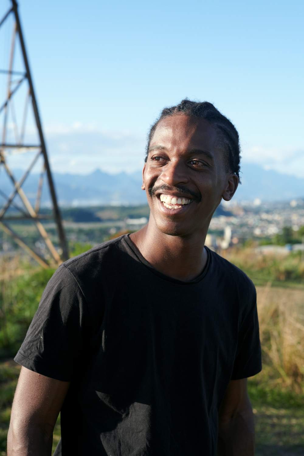 Caxtrinho apresenta um novo olhar para a MPB em “QUEDA LIVRE”