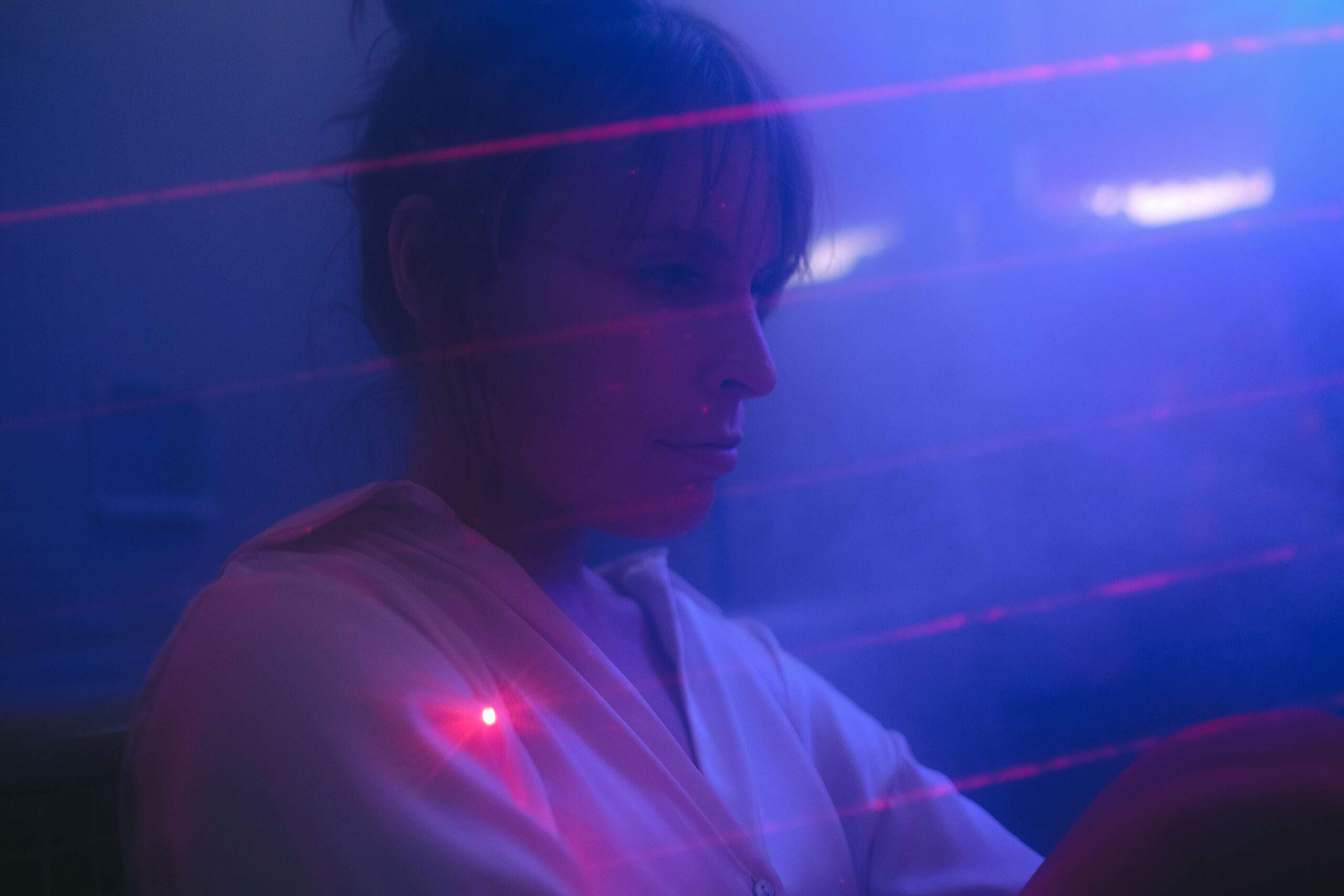 Jokin transforma conflitos internos em dança no video “This is War”