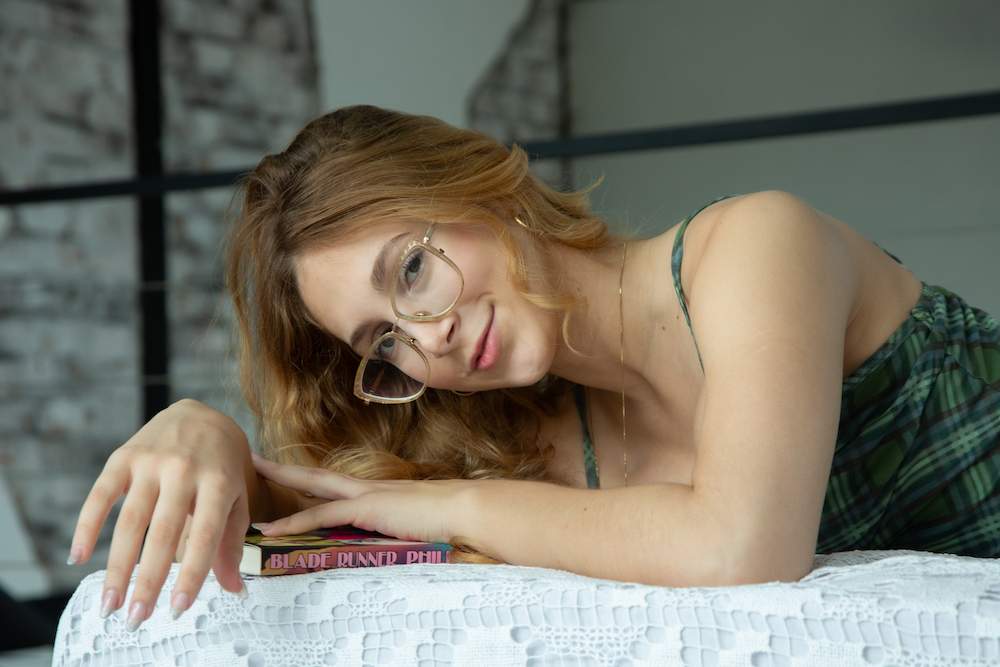 Musa nerd +18, Sophi Delyon disputa título de ‘vagina mais bonita’ e anuncia reality na web com pegação