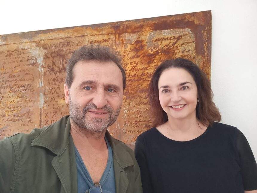 Daniela Versiani apresenta exposição de pinturas inspiradas nas inscrições encontradas nos monumentos e paredes de Roma