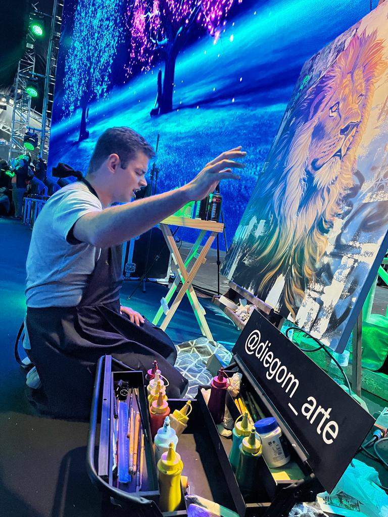 Artista plástico Diego Mendonça participa da Expo Cristã com ‘live painting’ (pintura ao vivo) no stand da Universal Music Gospel