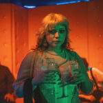 Compositora curitibana lança videoclipe e incentiva denúncia em situações de abuso