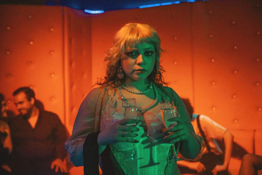 Compositora curitibana lança videoclipe e incentiva denúncia em situações de abuso