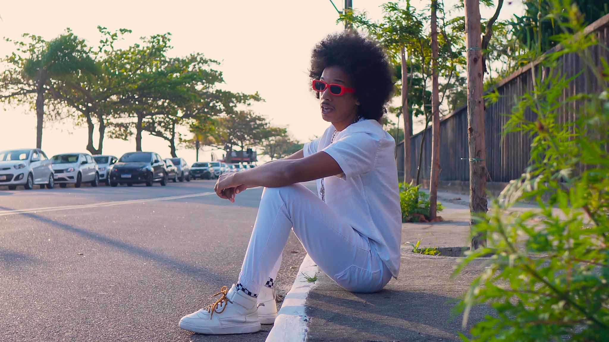 Rozan reflete sobre as reais conexões da vida em seu novo single “Conecte-Se”, feat com Muato