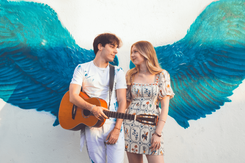 Enzo Ferro lança versão acústica de “Seu Anjo” com a participação de Sophia Florence