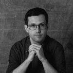 Pianista Guilherme Veroneze transforma as montanhas de Minas Gerais em música em “Névoa”