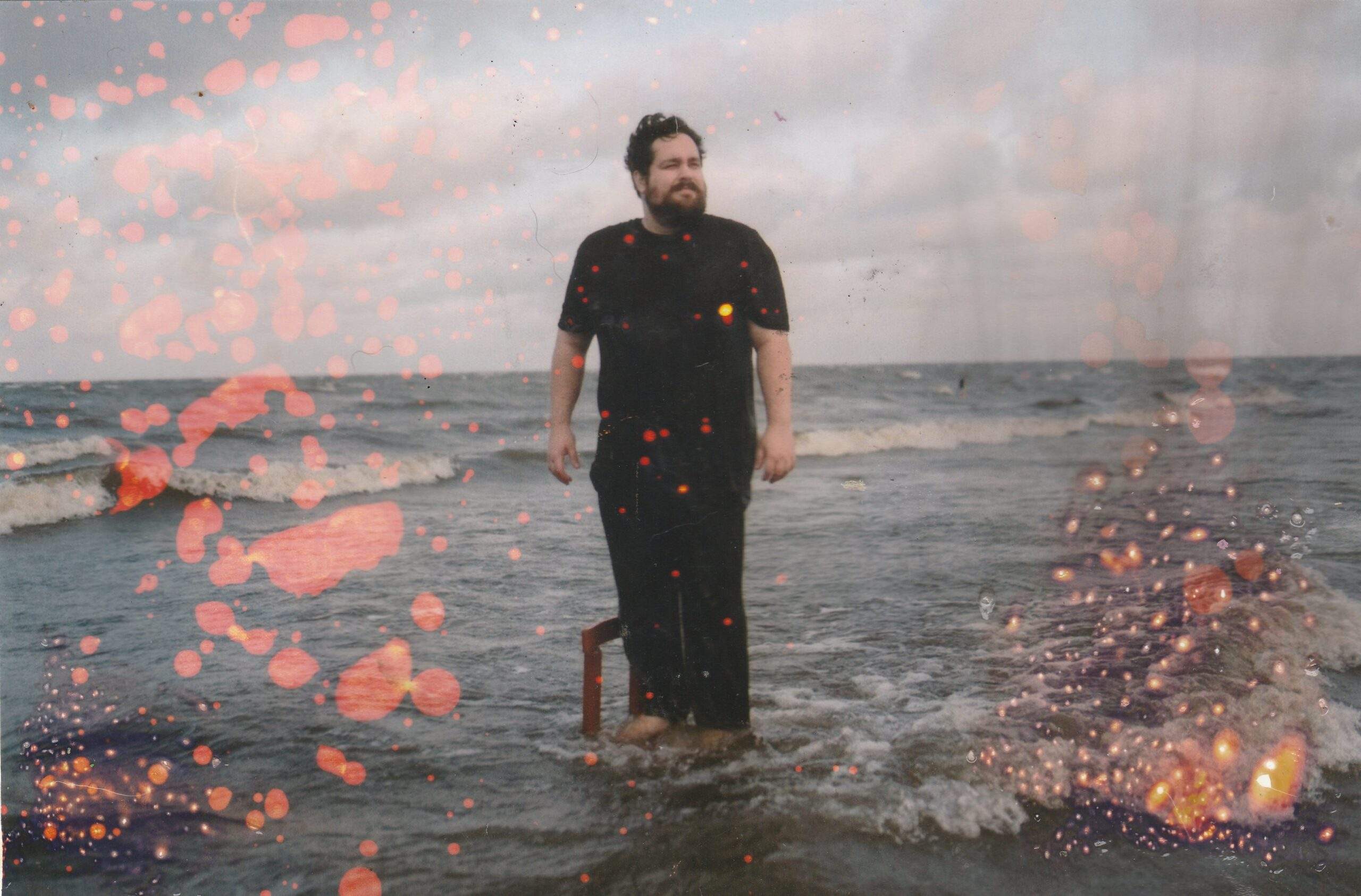 Refletindo busca por dias melhores, Jokin faz rock alternativo em “Vai dar Pé”