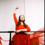 Laufey celebra álbum com ação especial para fãs de literatura na Bienal do Livro de São Paulo