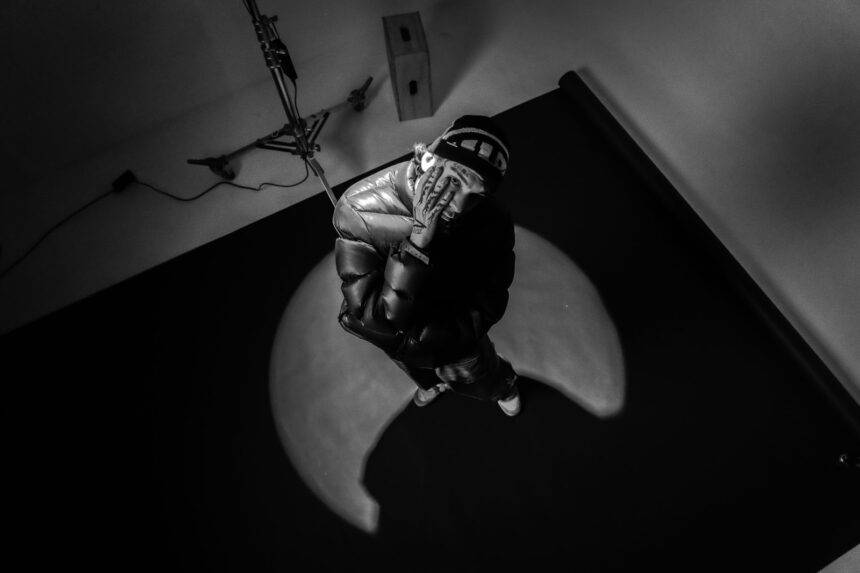 ‘Manual da Bandida’: nova faixa de Enzo Cello é um convite envolvente à noite paulistana