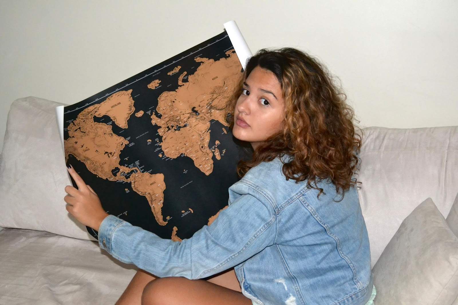 Carol Castro destaca auto-descoberta e pop suave em novo single “on my own”