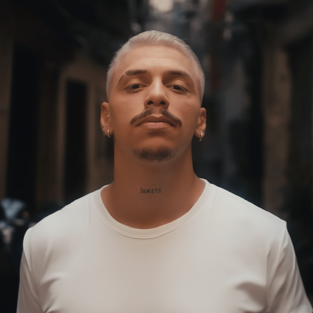 Transformando dor em versos, Klevis lança o clipe oficial de “Uma Grande Favela”
