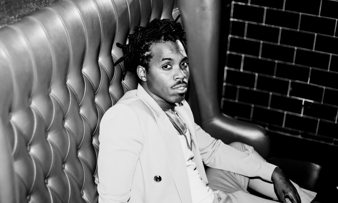 Israel Paixão explora amores complicados em “Por Acaso”