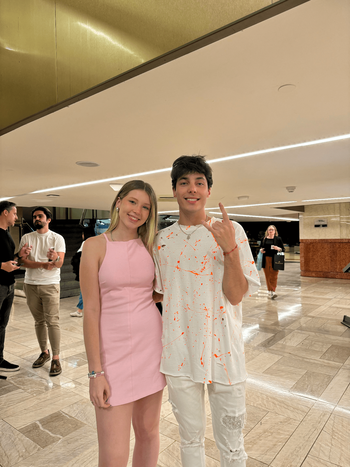 Enzo Ferro e Soso Careca arrastam mais de 500 pessoas para  shopping em São Paulo