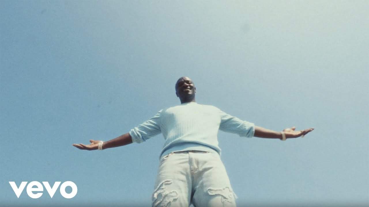 Akon lança clipe do viral “Akon’s Beautiful Day” com imagens gravadas no Brasil