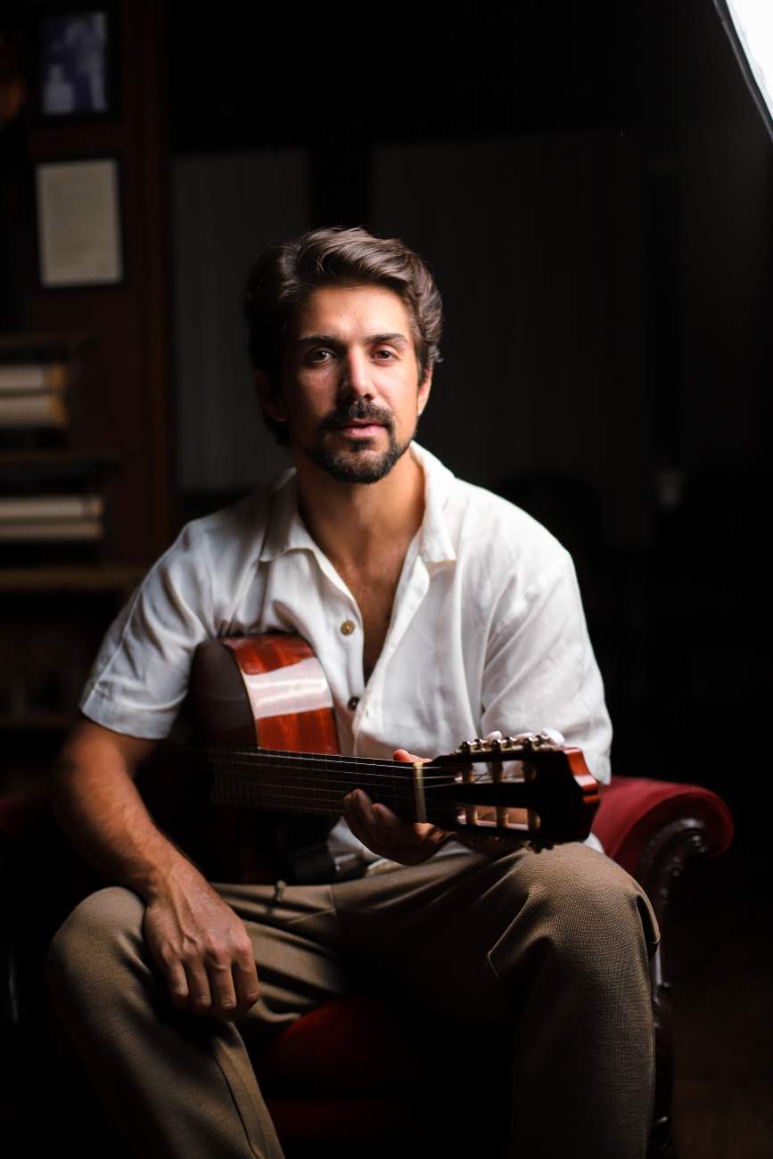 Gabriel Gonti celebra o amor e a delicadeza no single “Doce Flor”