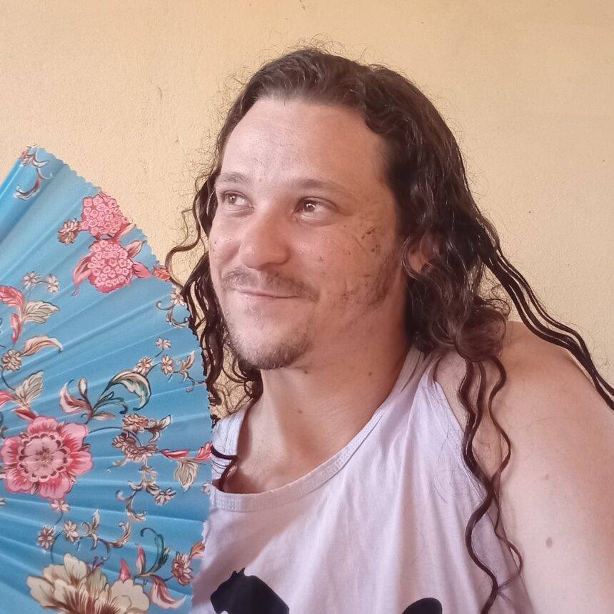 Elvis Leáttili: O Artista Multifacetado em Ascensão