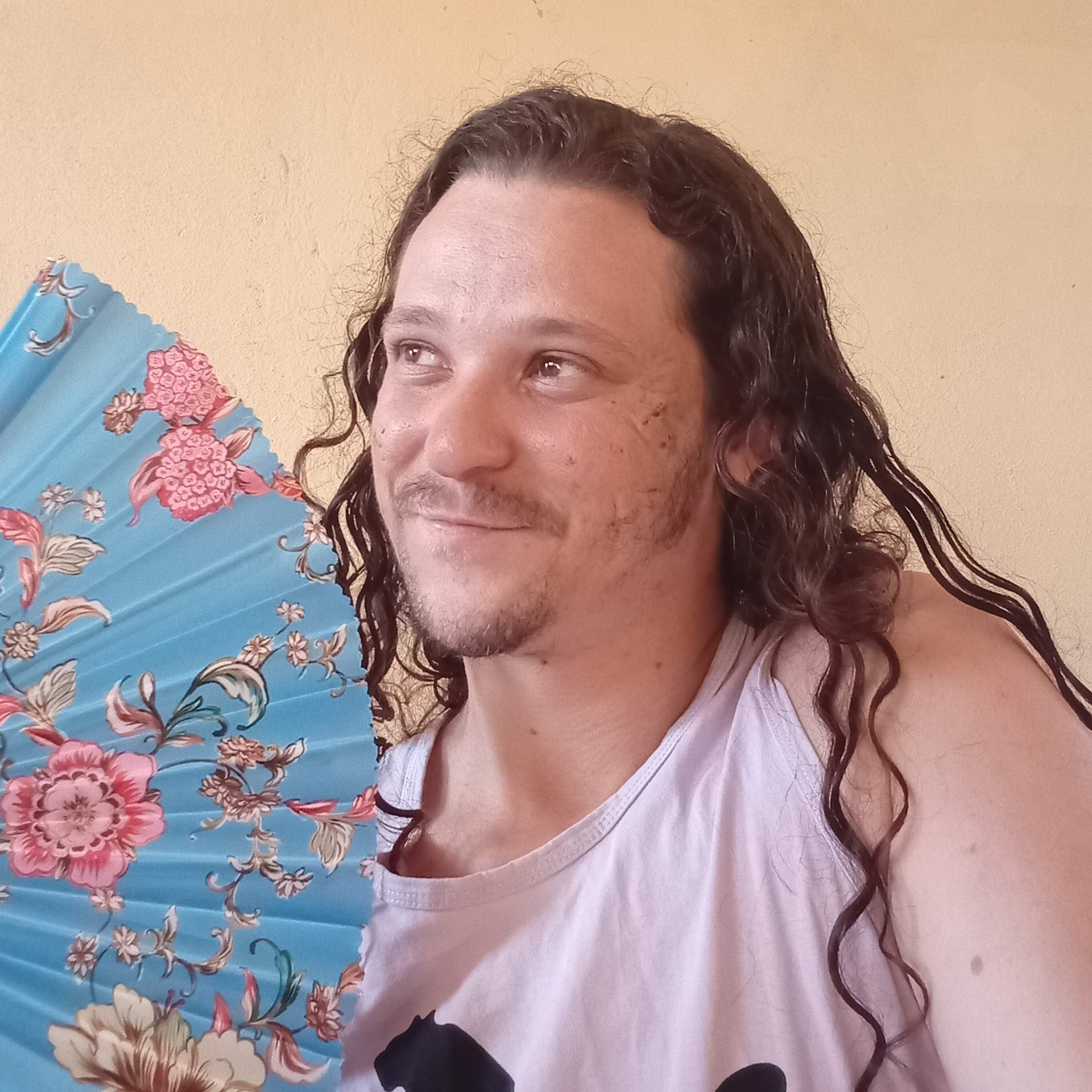 Elvis Leáttili: O Artista Multifacetado em Ascensão