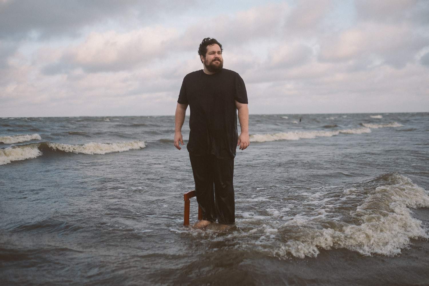 Artista gaúcho Jokin faz estreia solo com olhar colaborativo e indie bilíngue