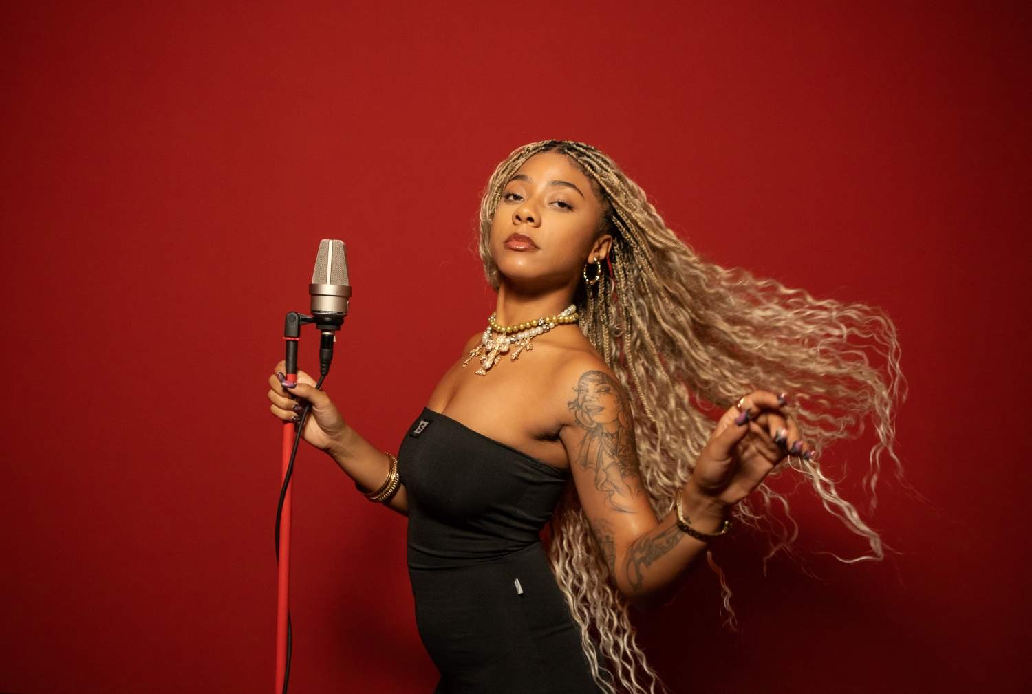 Revelação do rap, Ajuliacosta lança single no projeto Sala Vermelha