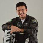 Frank Aguiar recebe o cantor e piloto acrobático Waldonys