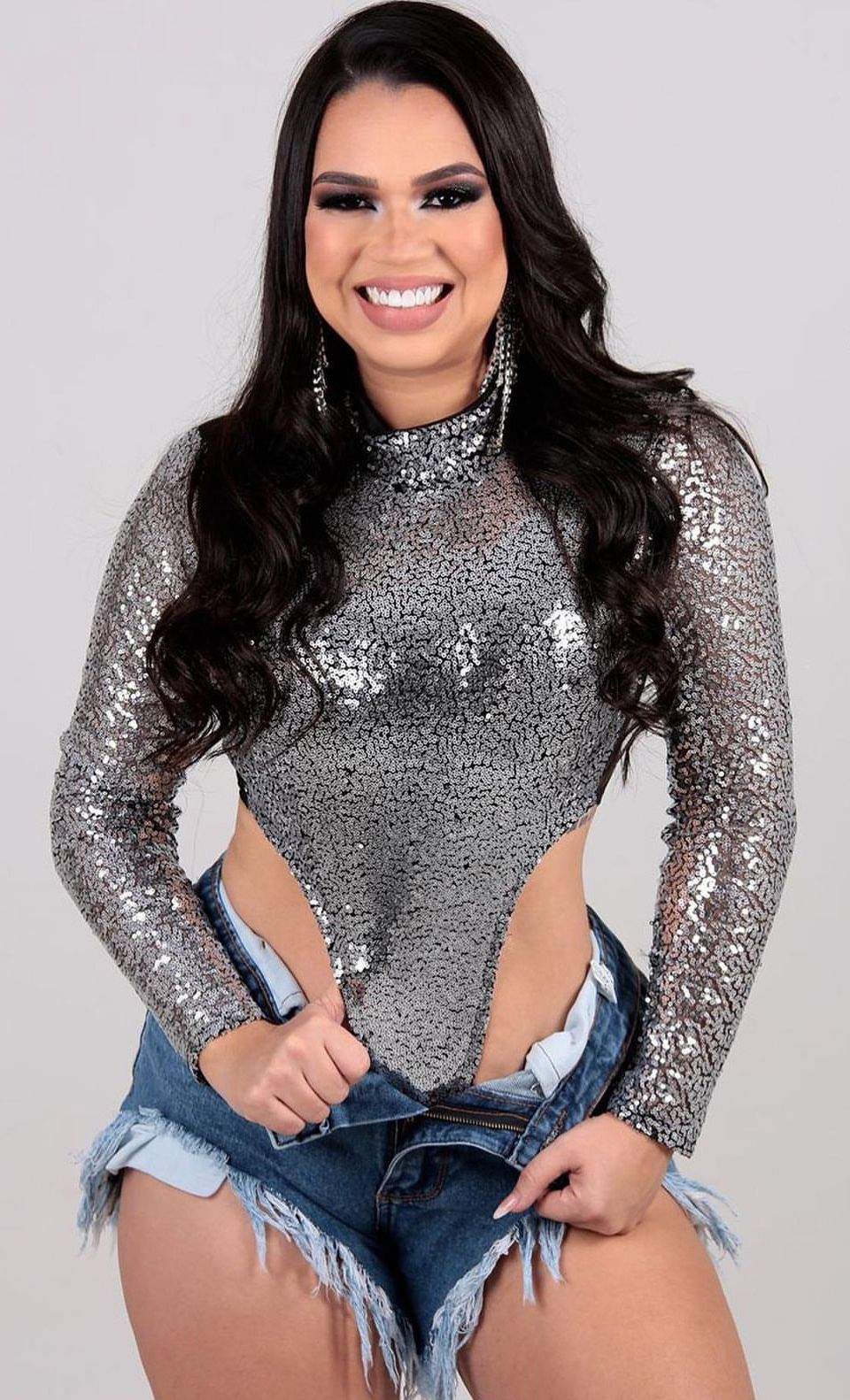 Robelly Ramos: energia contagiante e voz poderosa que conquistam o público